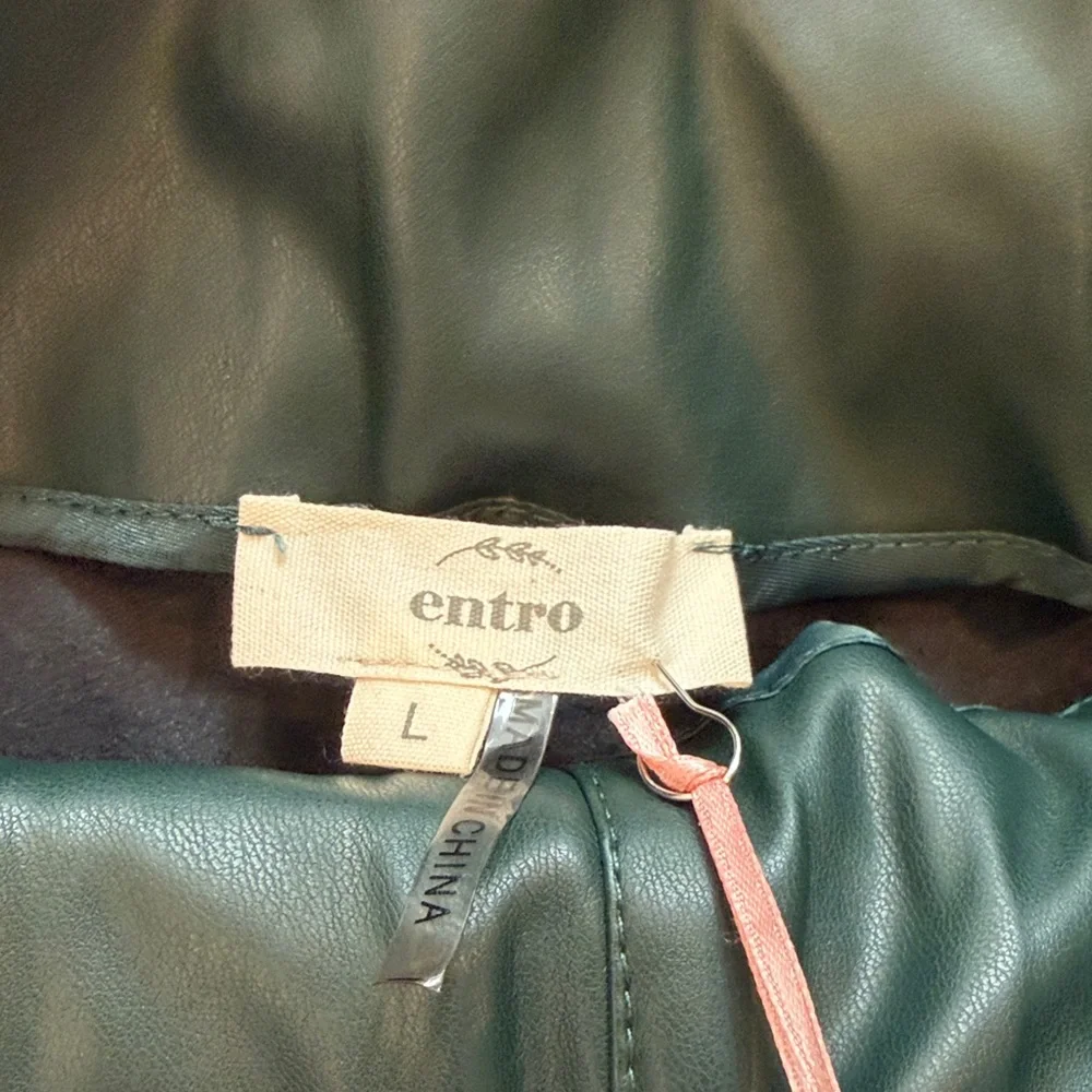 Entro Green Vegan Leather Shorts with Tie Belt NWT Large C11-092